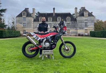 Maxime pose devant le château de la Taillée, à Échiré, où il a organisé une soirée de soutien à son projet. Sa 450 Fantic Rallye sera son alliée pour faire près de 700 bornes par jour dans le désert. 
