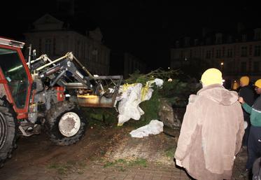 Un sapin composé de bâches, de déchets, de branches, de pneus, a été érigé devant la préfecture.