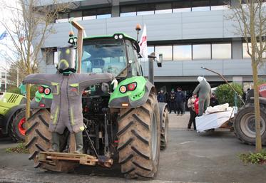 Mercredi matin, les agriculteurs ont stationné une dizaine de tracteurs devant l'ASP.