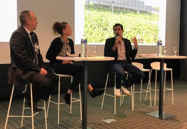 Simon Bourdin (à droite) a expliqué comment l'association Agri Valdi Vert veut coupler production agricole et énergétique.