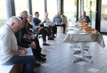 Le jury goûte et note soigneusement chaque galette