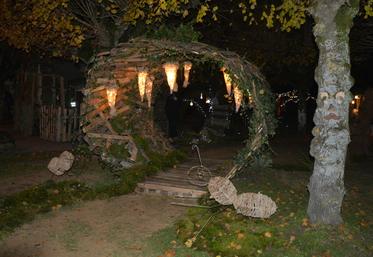 À Dienné, l'ensemble des créations a été réalisé par des bénévoles avec des récupérations de végétaux. Le thème cette année : les fourmis.