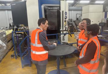 Sébastien Caré (à gauche) a fait visiter son entreprise à Serge Boulanger (préfet) et Judicaële Ruby (sous-préfète de Châtellerault). 