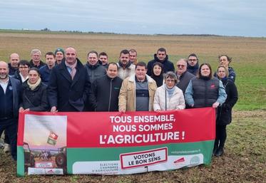 Autour de Denis Mousseau (Fnsea 79) et Romain Auzanneau (JA 79), les candidats de la liste commune affichent leur résolution : "Tous ensemble, nous sommes l'agriculture".