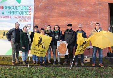 La Confédération paysanne de la Charente a partagé la galette devant la Chambre d'agriculture, lundi 6 janvier 2025.
