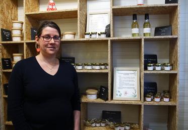 Gaëlle Audinet propose à la vente des poudres d'aromates et de fruits, des sirops, et des tisanes.