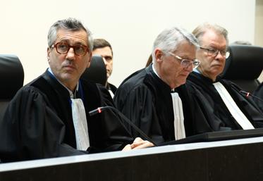 Christophe Ducreau (à gauche) remplace Claude Vallat au poste de président du Tribunal de commerce de Poitiers.
