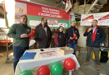 Jérôme Volle, vice-président de la FNSEA, et François-Xavier Hurpin, secrétaire général des Jeunes Agriculteurs ont reçu les fameuses bottes rouges #aimetonagri lors de leur venue à Échallat.