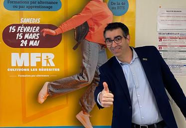 Christophe Richard, directeur de la FD MFR 17 devant la nouvelle affiche de communication pour les portes ouvertes.