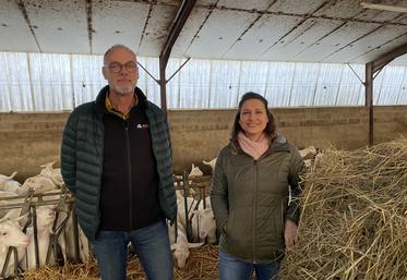 Karine Coynault, associée de l'Earl les Coquelicots, et Bruno Mourot (Alicoop) constatent la baisse de production des 400 laitières suite à l'introduction du foin de l'année.
