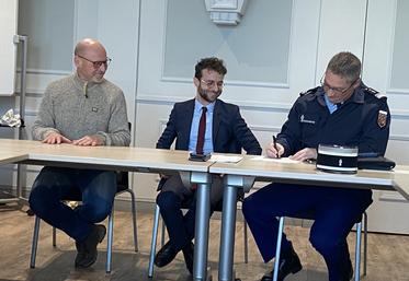 De gauche à droite : Sylvain Rouvreau, maire de Vasles, Lucas Turgis, sous-préfet de Parthenay, et le commandant Grégory Raboisson, qui dirige la compagnie de gendarmerie de Parthenay, le 14 janvier.