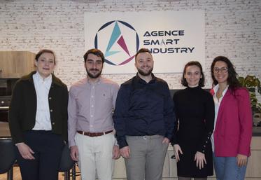 Alexandra Desserre (à gauche) et une partie des collaborateurs de l'Agence Smart Industry.