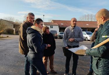 Démonstration de toastage de soja chez Sophie et Dimitri Gallard, à Villiers-sur-Chizé.