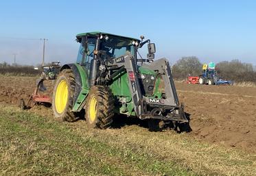 Les agriculteurs de la Conf' sèment deux hectares de blé sur une parcelle de la ZI du Pin laissée en friche depuis trois ans.