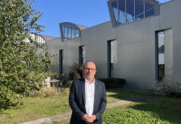 Gérard Gomez devant le centre CMA Formation Bel'Ima - Isfora, à Bordeaux.