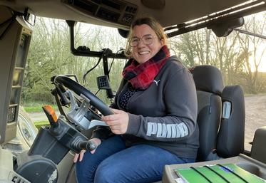 Si elle avoue un besoin de lien social important, Cécile Pignoux savoure aussi de se retrouver seule dans son tracteur.