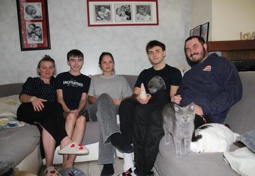 La famille Bourdeau-Lecamp accueille Silké (au centre) depuis septembre et jusqu'en juillet prochain. Mathis, le fils (à droite de Siclé) porte un elfe, symbole de la culture que la jeune danoise a fait connaître à la famille de Scorbé-Clairvaux.