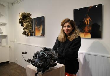 Daphné Gentit devant ses sculptures de sacs de gravats.