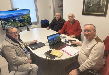 Les membres de la fondation Xavier Bernard travaillent à ce livre avec Gérard Simmat.