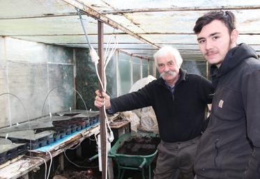 Jacky Mercier cultive des légumes depuis 1977, et notamment de la tomate ancienne depuis plus de 20 ans. Il passe la main à Grégory Devergne.