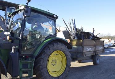 Les agriculteurs apportent régulièrement leurs ferrailles sur le site CFMC.