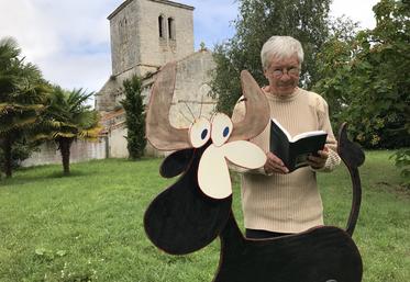 Jean-Louis Fournier avec la Noiraude dans sa maison de Saint-Nazaire-sur-Charente.