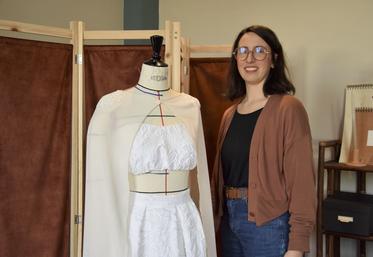 Marguerite Paulhet avec une de ses créations. Elle exposera au salon du mariage, les 1er et 2 mars au Castel à Châteaubernard.
