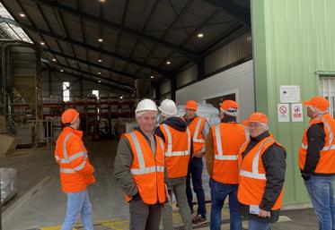 Face à l'objectif, le président de l'ADEC 86, l'éleveur Éric Fruchard (casque blanc). À droite, l'animatrice du groupe Sandrine Ferron.