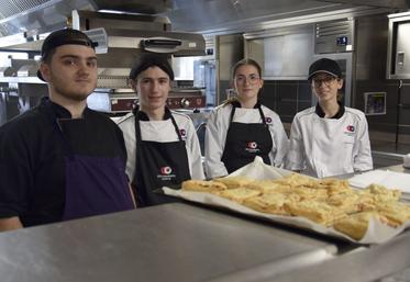 En formation hôtellerie-restauration, les apprentis disposent d'une cuisine et d'un restaurant d'application pour s'exercer.