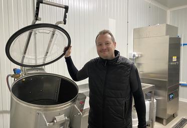Thomas Vergnaud pose à côté d'une machine éplucheuse de patates. Son associé était malade le jour du reportage.