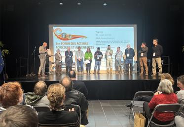 Élus départementaux, régionaux et de Grand Châtellerault ont salué le travail des 12 exploitants récompensés.