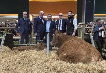 De nombreux élus se sont succédé dans le box de Oupette et de son veau, où Alexandre Humeau, était très souvent présent. Ici avec Alain Pichon, président du Conseil départemental de la Vienne et François Sauvadet, président des départements de France.
