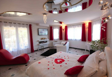 Spacieuses, lumineuses et romantiques, les pièces du gîte de Parthenay forment un ensemble de 110 m2. Il est possible d'offrir des bons cadeaux, car la Saint-Valentin 2025 est déjà réservée !