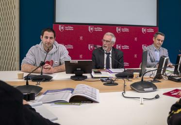 Jean-Pierre Raynaud, en compagnie d'Alexandre Hummeau (éleveur d'Oupette, vache limousine égérie du salon) et de Julien Toueille, directeur de l'AANA.