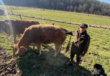 Éric Germond, au milieu de ses bêtes et de ses arbres.