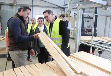 Jean-Charles Vicard a fait visiter la tonnellerie au préfet de la Charente, Jérôme Harnois ce mercredi 26 février.