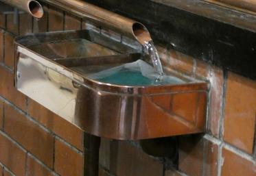 Le nouveau mécanisme doit permettre aux viticulteurs de garder une production d'eau-de-vie constante avec des coûts de production moindres via l'arrachage d'une partie de leurs vignes.