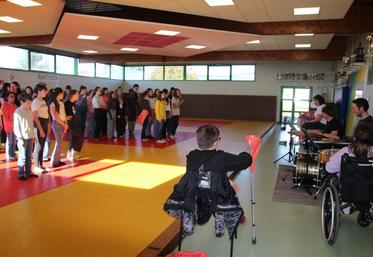 Ce jour-là, les 56 élèves du collège Jean Monnet de Lusignan répètent avec les musiciens leur spectacle de fin d'année, une comédie musicale sur le thème du harcèlement. 