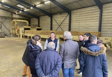 Julien Deschamps, le dirigeant de l'entreprise, fait visiter l'entreprise à quelques élus du secteur, mardi 11 février.