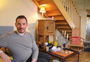 Guillaume De Mourat est en résidence au Château de Monts-sur-Guesnes pour préparer le festival en juillet.