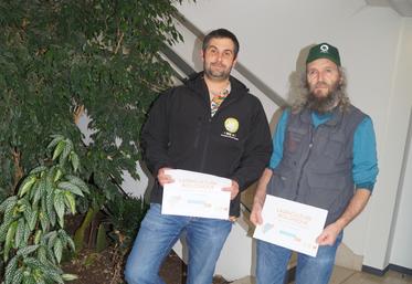 De gauche à droite : Mathieu Renaud, président des Bio de Charente, et Bruno Courait, le trésorier.
L'assemblée générale statutaire de la Mab se tiendra le mercredi 12 mars au matin, de 10 heures à midi.
Les Assises de la bio se tiendront l'après-midi dans la salle des fêtes de Magnac-sur-Touvre.