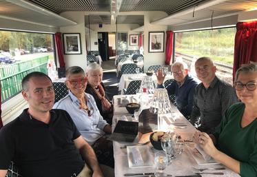 Le Seudre océan express, restaurant roulant, connaît un incroyable succès.