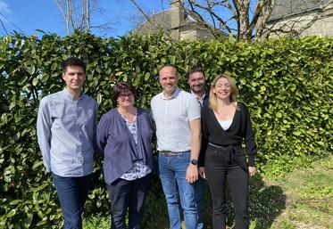 La nouvelle directrice, Valérie Étiembre (à droite) est épaulée par, de g. à dr : Nicolas Pillot (commerce de céréales), Sophie Latrompette (administratif), Julien Charruau (productions végétales) et Jean-Charles Ardouin (nutrition animale).