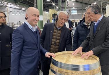 Patrick Martin, président du Medef National, a visité notamment la Tonnellerie Taransaud à Merpins.