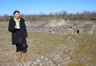 Béatrice Guyonnet est responsable de service Patrimoine Culture à la Communauté de communes Vienne et Gartempe. Ici, sur le site Gallo-romain de Mazamas à Saint-Léomer.