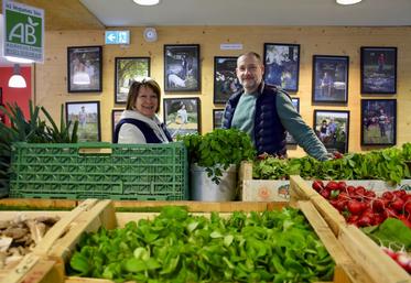 Le magasin de producteurs Coccinelle et Coquelicot a ouvert un deuxième magasin le 20 mars à Gond-Pontouvre. Il est tenu par Jérôme Lévrier (à droite). Cathy Guittonneau est responsable du magasin d'Angoulême à Ma Campagne.
