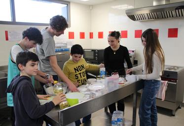 Autour de l'animateur Esteban, Kahys, Baptiste, Tino, Emmy et Audrey préparent des crêpes pour le goûter au foyer de La Case à Vouillé.