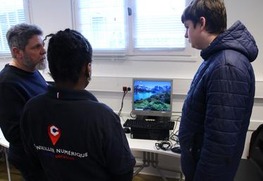 Les conseillers numériques ont accompagné les élèves et leurs parents dans la prise en main des ordinateurs.
