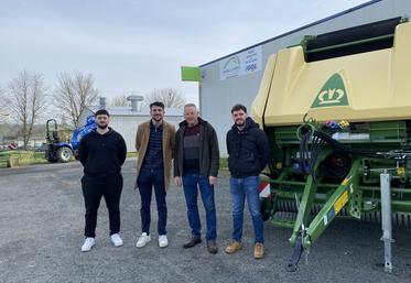 Alexis Texier et Sébastien Le Dréau entourent France Gaillard. À gauche, Antoine, en charge du magasin de pièces détachées.