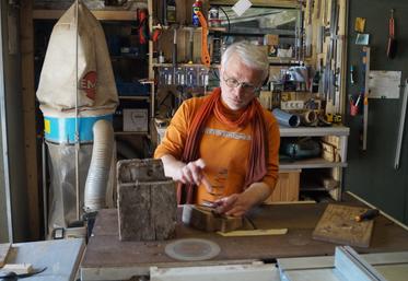 Martial Pouzet dans son atelier, aménagé dans une grange de sa maison charentaise à Fouquebrune.